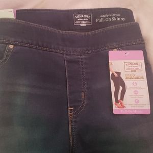 NWT  Levi pull on skinny jean. .